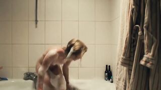 Elisa Schlott, Tabita Johannes nude - Grille und Ameise (2016)