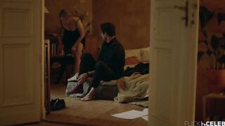 Elisabeth Moss naked - The Square (2017)