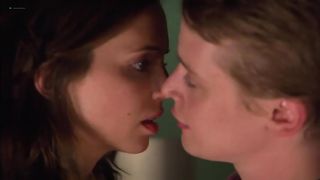 Eliza Dushku, Alexis Dziena Sexy – Sex And Breakfast (2007)