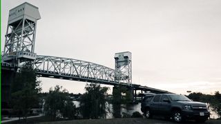 Ellen Hollman nude - Six s01e03 (2017) side boob