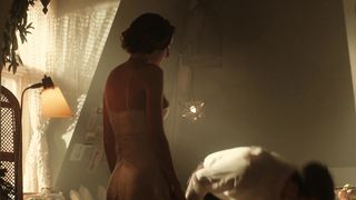 Emma Corrin, Paloma Faith nude - Pennyworth s01e02 (2019)