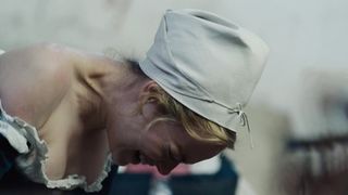 Emma Stone nude - The Favourite (2018)