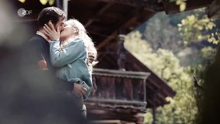 Johanna von Gutzeit nude - Team Alpin s02e01 (2019)