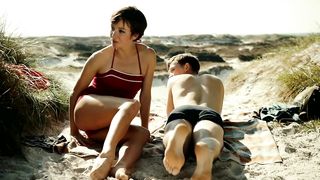 Julia Koschitz nude - Schweigeminute (2016)