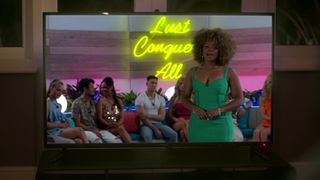 Georgia Gagen topless scenes - Ted Lasso s02e01 (2021) celebs movie scene