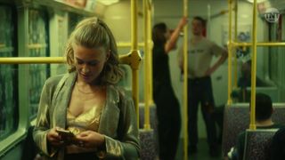 Jeanne Goursaud, Soma Pysall hot scene - Para - Wir sind King s01e04 (2021) celebs episode