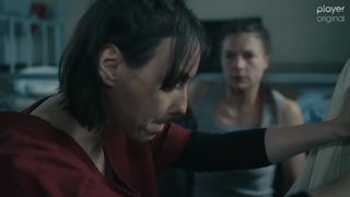 Monika Dawidziuk lesbian kissing scene - Skazana s01e07 (2021) celebs hot cut show