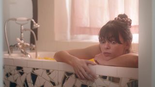 Alexia Cicard hot scene show - Je suis l'ennui (2021) Hot Bath Scene