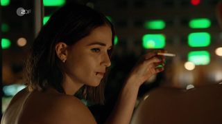 Cosima Henman hot movie scene - Extraklasse 2+ (2021) nude scene