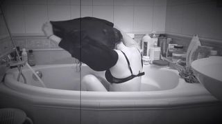 Jagoda Rall topless scenes - Cztery pokoje - na opak wywrocone (2020)