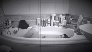 Jagoda Rall topless scenes - Cztery pokoje - na opak wywrocone (2020)