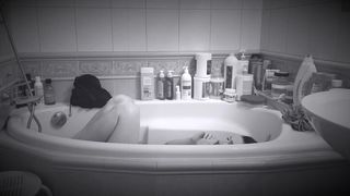 Jagoda Rall topless scenes - Cztery pokoje - na opak wywrocone (2020)