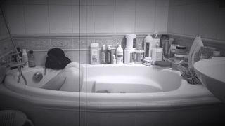 Jagoda Rall topless scenes - Cztery pokoje - na opak wywrocone (2020)