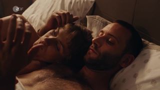 Sophie Pfennigstorf 1080p show - Ein Sommer in Istrien (2021) bedroom scene