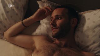 Sophie Pfennigstorf 1080p show - Ein Sommer in Istrien (2021) bedroom scene