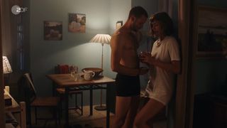 Sophie Pfennigstorf 1080p show - Ein Sommer in Istrien (2021) bedroom scene