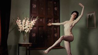 Amira Casar, Anne Helene Kotoujansky, and other – Ich und Kaminski (2015) celeb topless scene