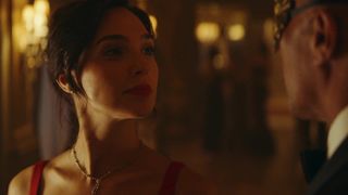 Gal Gadot hot - Red Notice (2021) New Hollywoot hot TV scene
