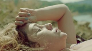 Maja Susa hot - Porodicni odmor (2020)