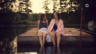 Janina Fautz, Katja Plodzistaya nackte - Die unheimliche Leichtigkeit der Revolution (2021) hot scenes