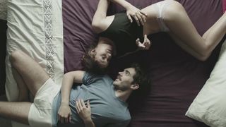 Tabata Cerezo - Pato extraterrestre (2014) celeb a topless scene