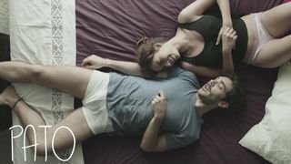 Tabata Cerezo - Pato extraterrestre (2014) celeb a topless scene