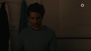 Meike Droste nackte - Das Leben ist kein Kindergarten - Umzugschaos (2021) Bath Scene