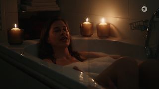 Meike Droste nackte - Das Leben ist kein Kindergarten - Umzugschaos (2021) Bath Scene