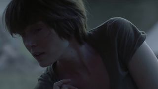 Lizzie Brochere, Maylis Dumon - Les rivieres pourpres s03e06 (2021) celebrity topless scene from the movie