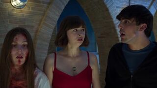 Isa Montalbán, Leyre Romero topless - HollyBlood (2022)