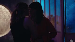 Lesbian scene ❤️ Ayumi Roux, Flavie Delangle ⭐ Skam s09e05 (2022)