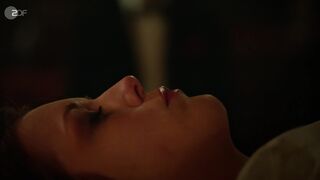 Isolda Dychauk nude, Jeanne Goursaud, Zsa Zsa Inci Bürkle naked, Muriel Wimmer - 7. Stunde (2015)