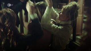 Isolda Dychauk nude, Jeanne Goursaud, Zsa Zsa Inci Bürkle naked, Muriel Wimmer - 7. Stunde (2015)