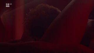 Larissa Sirah Herden hot ⭐ Jung Fragil (2020) Sex Scene