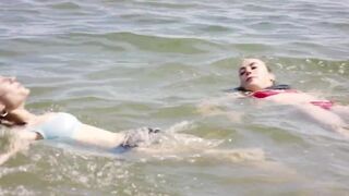 Antoinette Ullrich, Sophie Vergères lesbian kissing ⭐ Amira (2022)