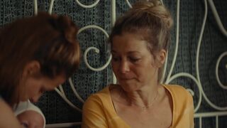 Lactation scene ⭐ Hilde Dalik ⭐ Alles finster (2022)