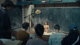 Karin Viard topless ⭐ Maria rêve (2022)