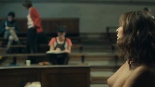 Karin Viard topless ⭐ Maria rêve (2022)