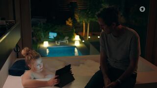 Christine Eixenberger hot- Toni, männlich, Hebamme s01e08 (2023) bathroom great scenes