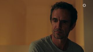 Christine Eixenberger hot- Toni, männlich, Hebamme s01e08 (2023) bathroom great scenes