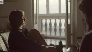 Sophie Pfennigstorf nude, Adèle Wismes topless ⭐ Sopravvissuti (2022) s01e01-02