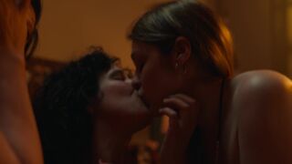 Lesbian Scenes ⭐ Giannina Fruttero sexy, Meritxell Calvo, Carla Linares hot ⭐ Smiley  (2022) s01-e04-07