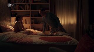 Kathrin von Steinburg sexy - Annie und das geteilte Glück (2022)