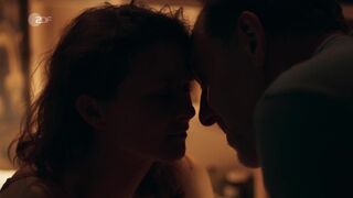 Kathrin von Steinburg sexy - Annie und das geteilte Glück (2022)