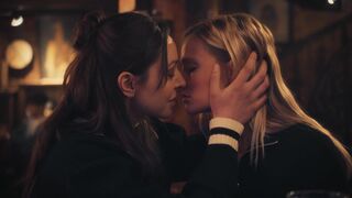 Lesbian Kissing Scenes ⭐ Pia Stutzenstein, Lucie Aron Sexy ⭐ Alarm für Cobra 11 (2022)