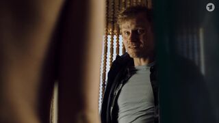 Zoe Moore hot ⭐ Mutter, Kutter, Kind (2021)