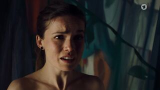 Zoe Moore hot ⭐ Mutter, Kutter, Kind (2021)