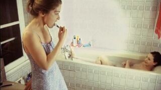 Maelle Genet, Mila Savic sexy ⭐ Si par un soir d'été une polonaise (2002)