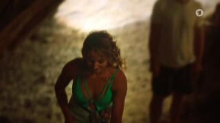 Short Sex Scene ⭐ Dagny Dewath tnude, Petra Michelle Nerette sexy ⭐ Hartwig Seeler - Im Labyrinth der Rache (2022)
