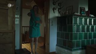 Nina Gummich naked ⭐ Theresa Wolff Waidwund (2022)